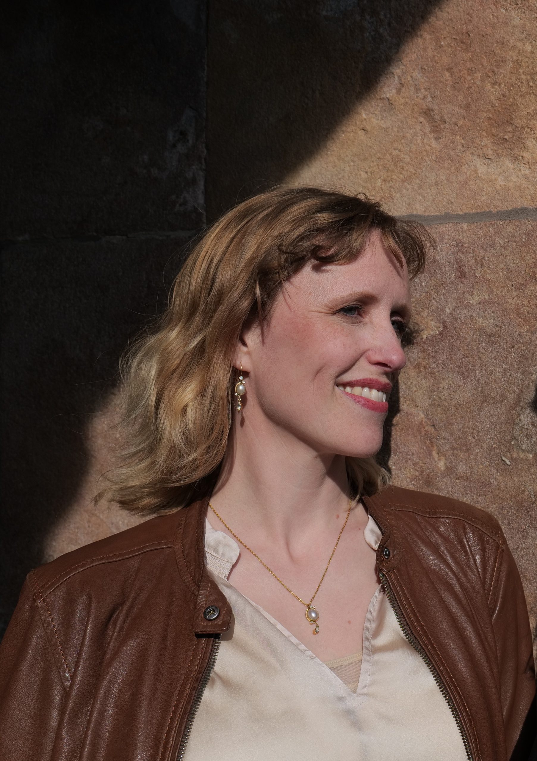 Nina mur portræt hvid photo by H.W. Florin