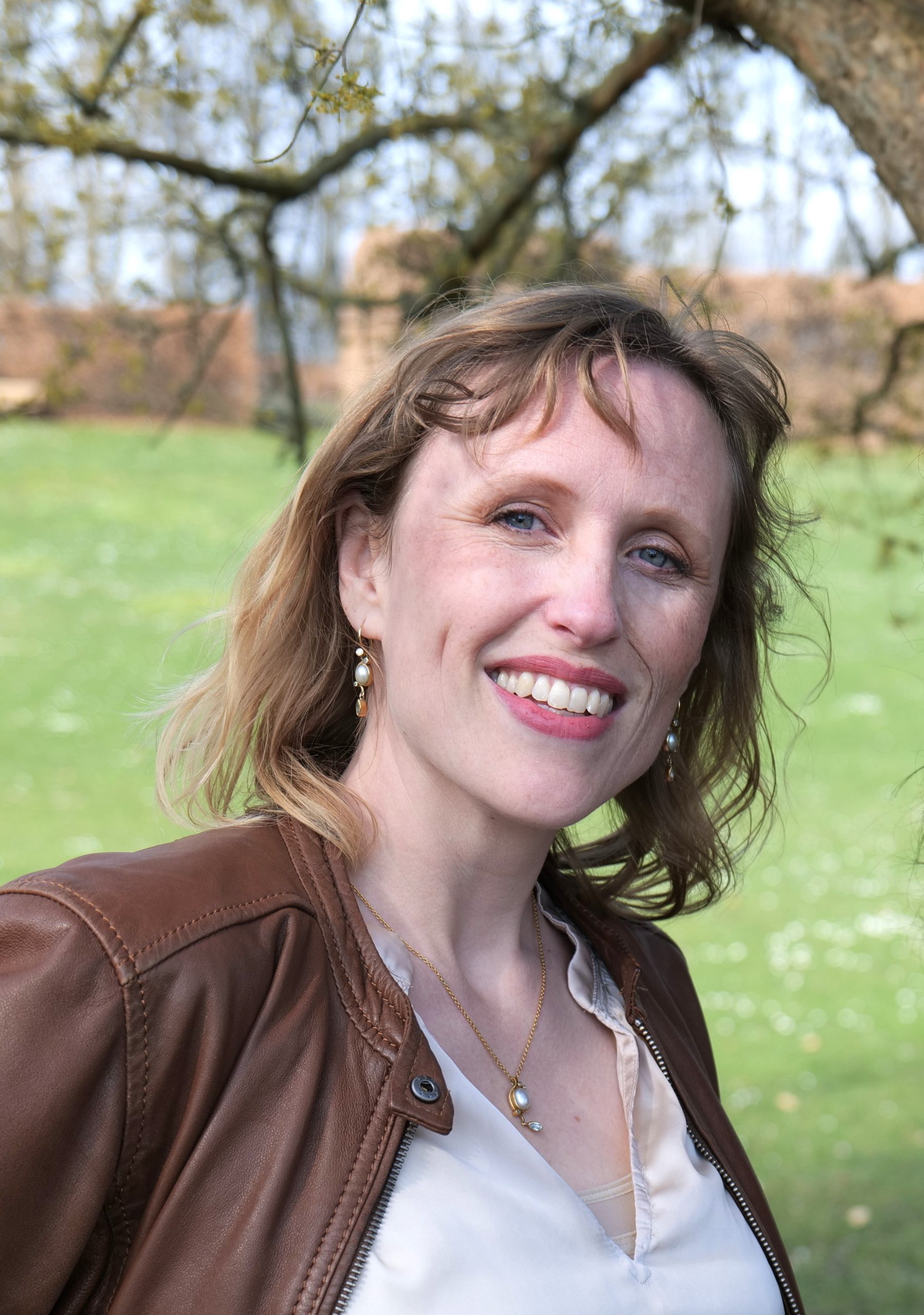 Nina portræt træ 2025 photo by H.W. Florin